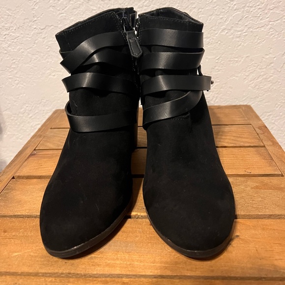Woman's Black Ankle Boots Size 7.5 - Picture 2 of 9